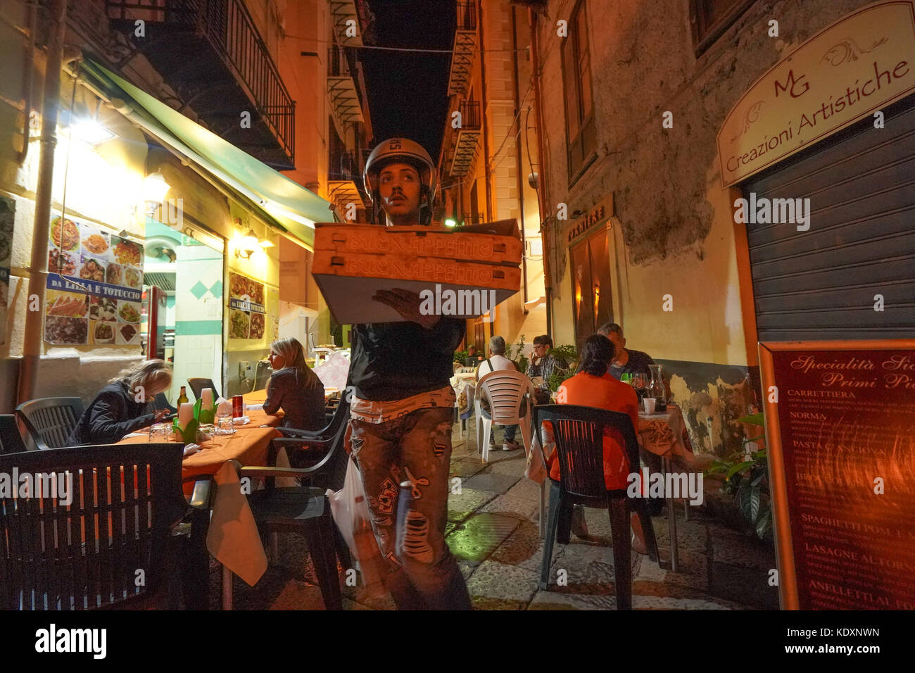 Una pizza consegna lavoratore a palermo. da una serie di foto di viaggio in Sicilia, Italia. photo Data: sabato 7 ottobre, 2017. Foto di credito dovrebbe leggere: Foto Stock