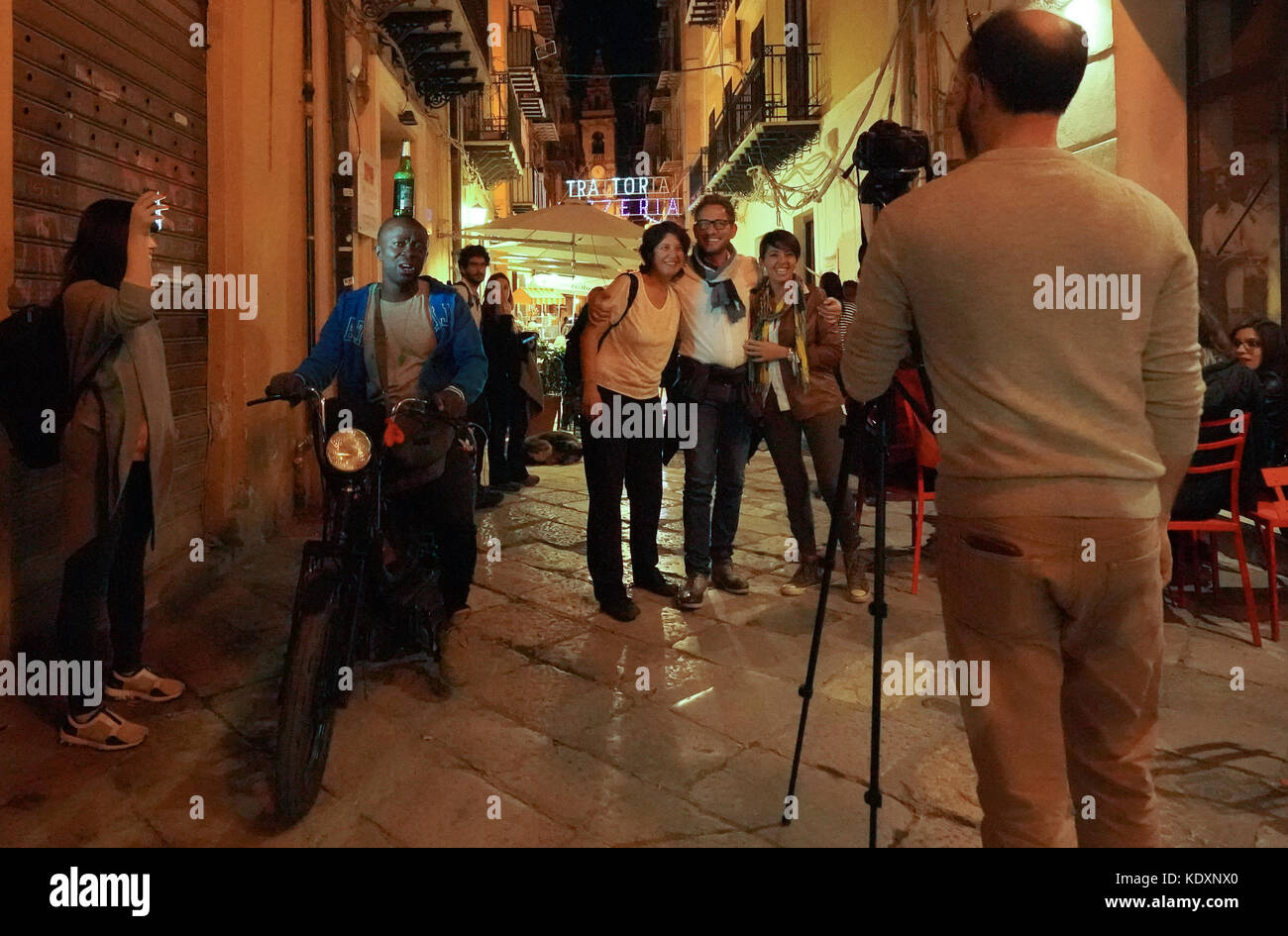 I turisti aventi le loro foto in una stradina di palermo. da una serie di foto di viaggio in Sicilia, Italia. photo Data: sabato 7 ottobre, 2017. Foto Stock