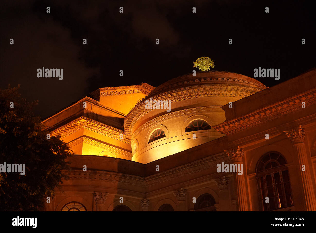 Una vista notturna del teatro massimo di palermo. da una serie di foto di viaggio in Sicilia, Italia. photo Data: sabato 7 ottobre, 2017. photo credit sh Foto Stock