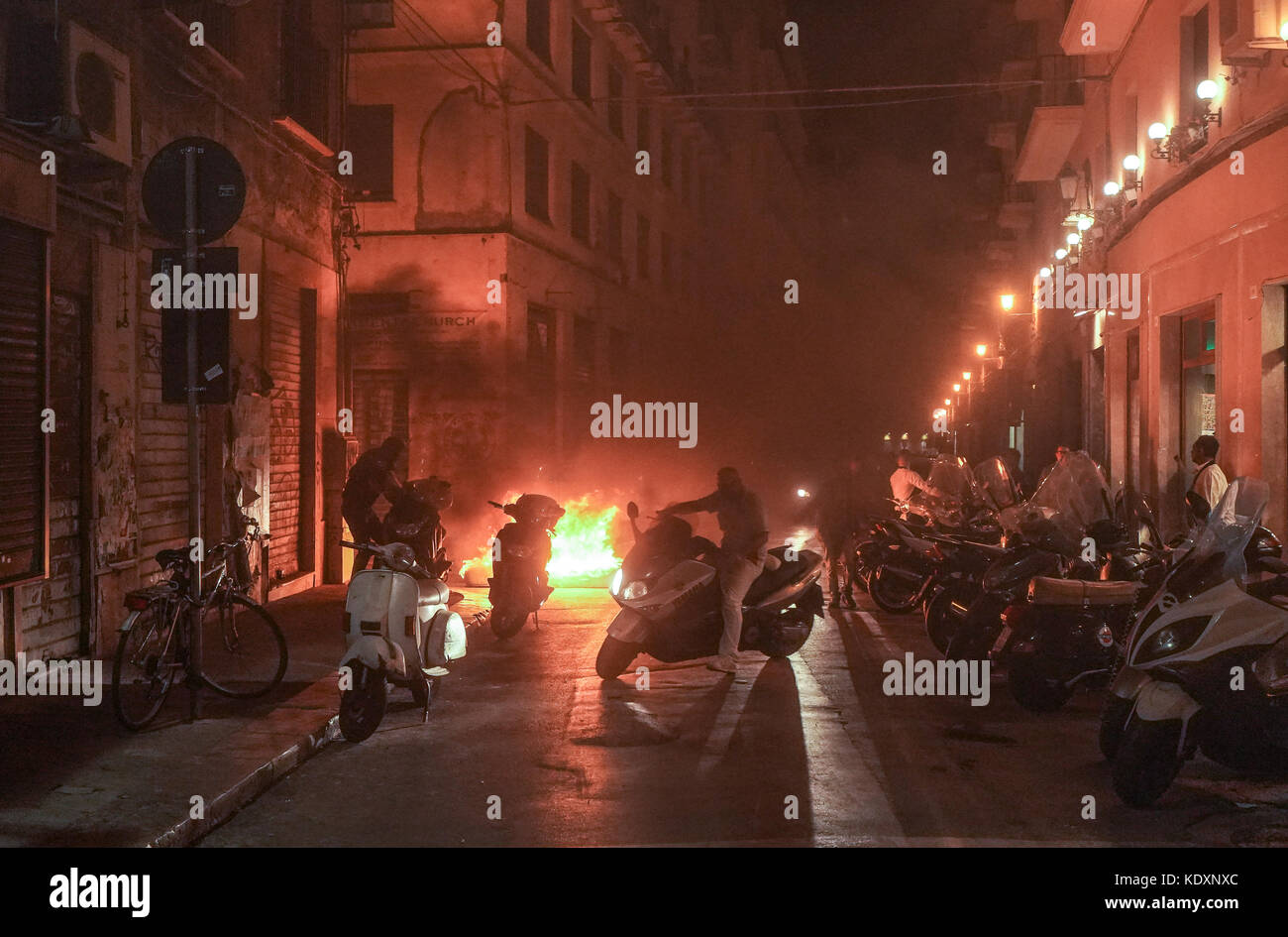 Un materasso a bruciare in strade di palermo. da una serie di foto di viaggio in Sicilia, Italia. photo Data: sabato 7 ottobre, 2017. photo credit sho Foto Stock