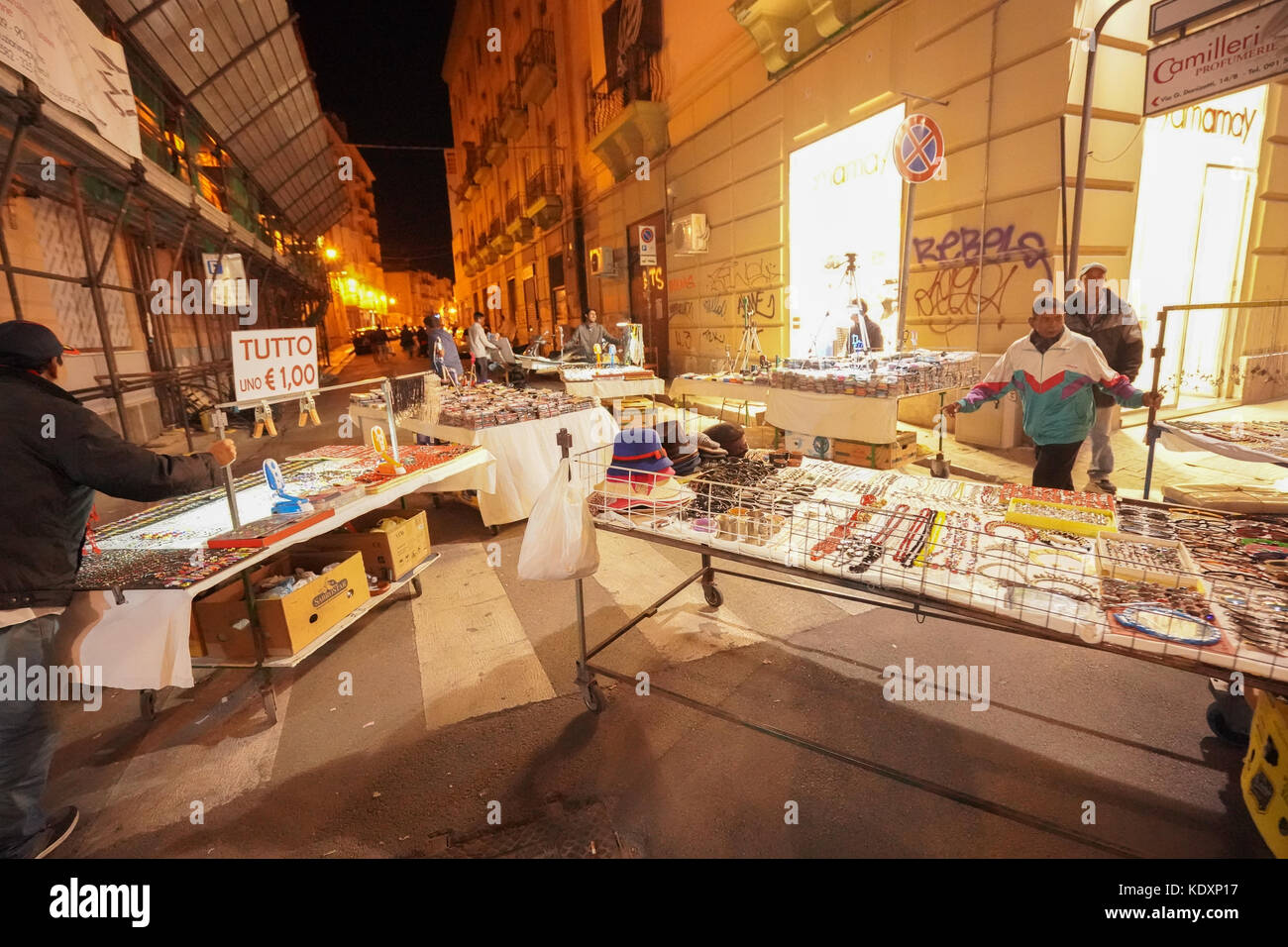 I venditori di strada che spostare le loro bancarelle per evitare la repressione di polizia in una strada a palermo. da una serie di foto di viaggio in Sicilia, Italia. photo data: sund Foto Stock