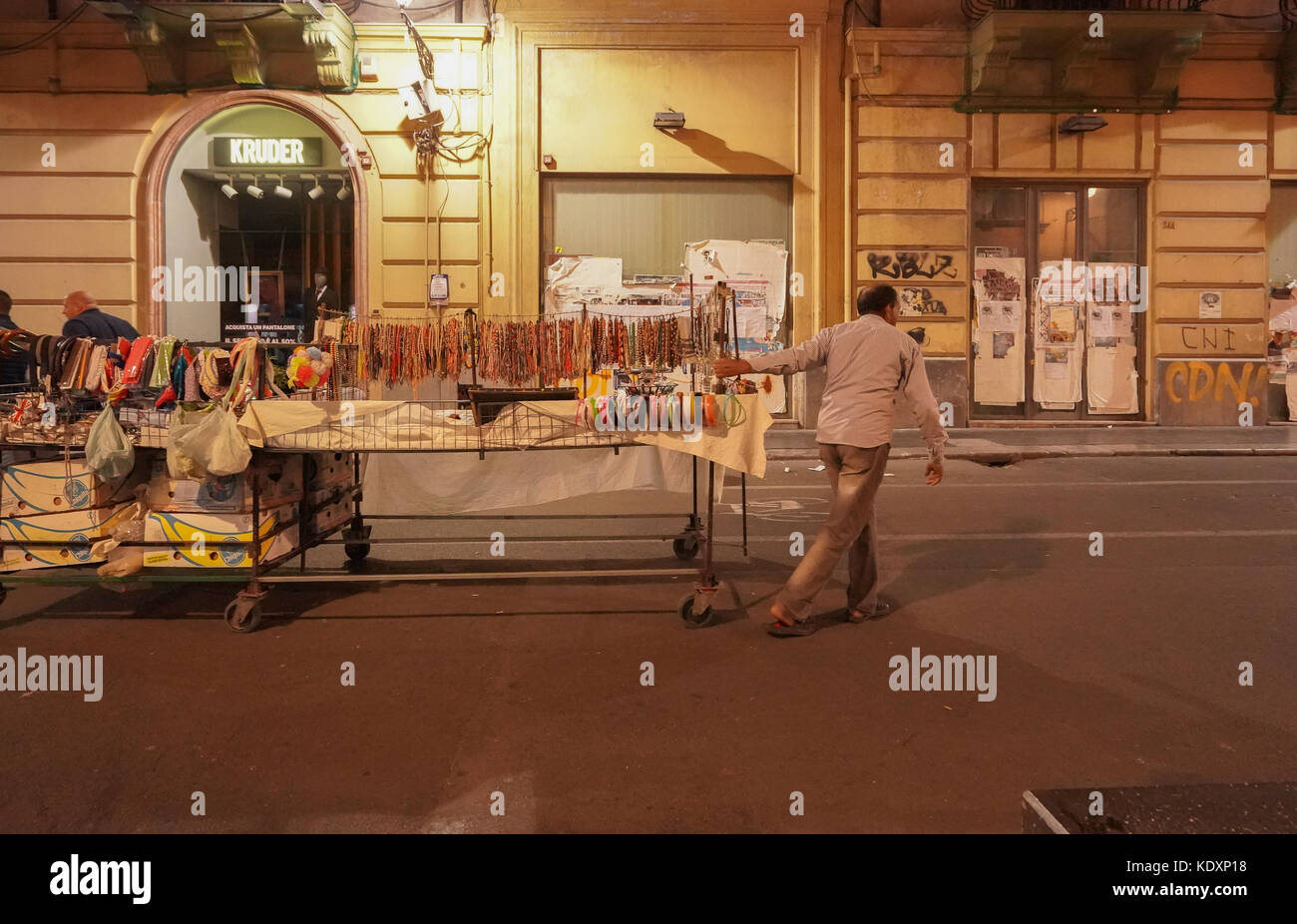 I venditori di strada che spostare le loro bancarelle per evitare la repressione di polizia in una strada a palermo. da una serie di foto di viaggio in Sicilia, Italia. photo data: sund Foto Stock