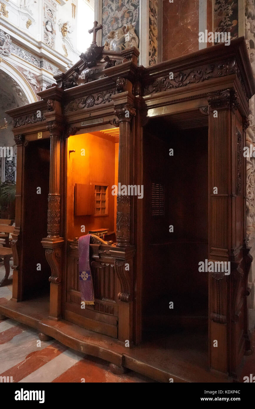 Un confessionale in la barocca chiesa di Santa Maria del Gesù (o casa professa) a palermo. da una serie di foto di viaggio in Sicilia, Italia. foto Foto Stock