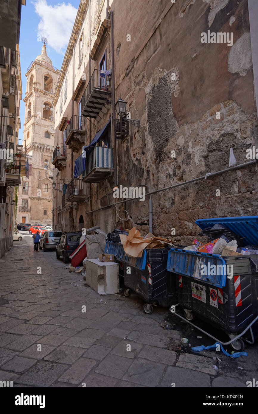 La spazzatura per le strade della città vecchia di palermo. da una serie di foto di viaggio in Sicilia, Italia. photo Data: lunedì, 9 ottobre 2017. photo credit Foto Stock