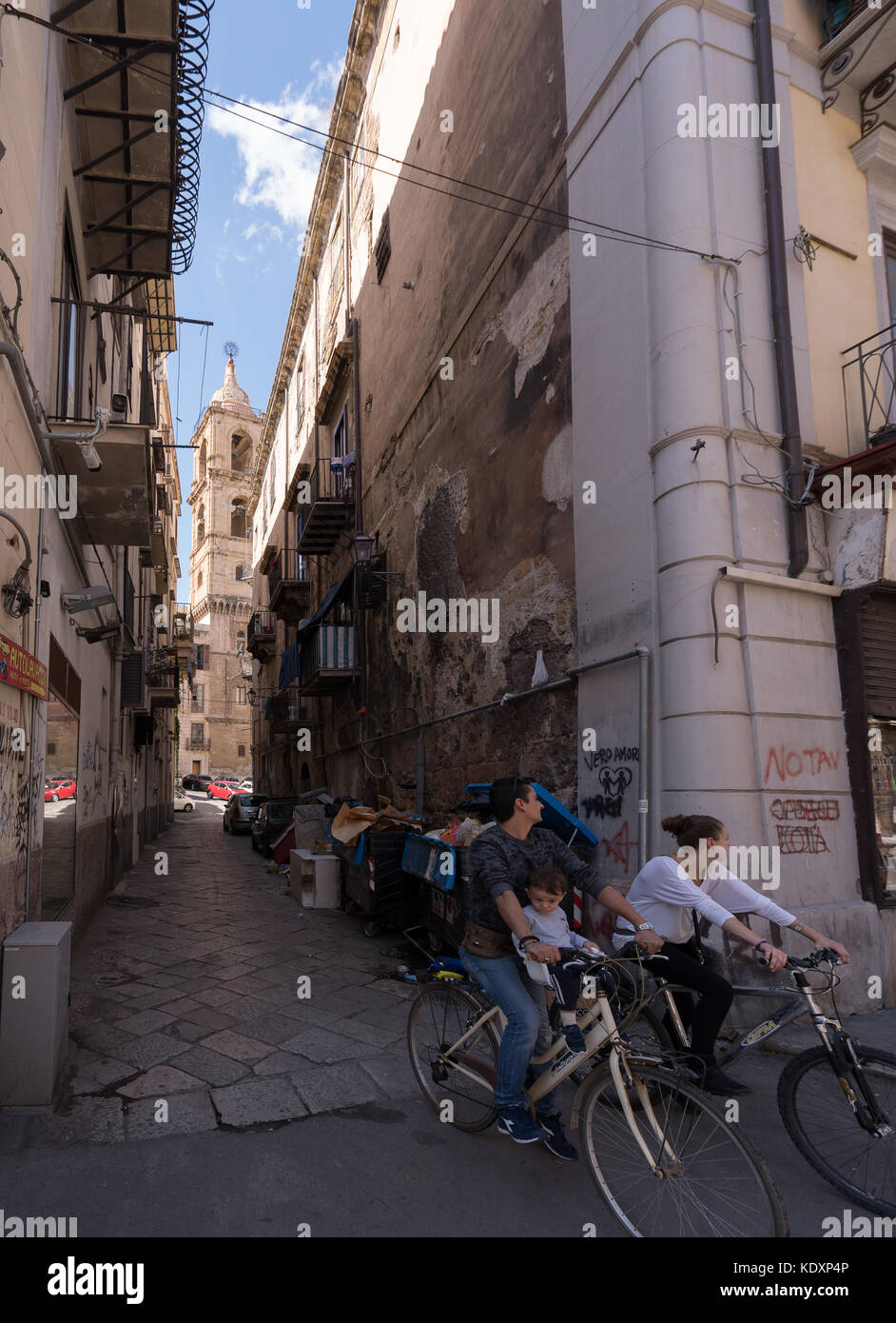 I ciclisti ride passato spazzatura per le strade della città vecchia di palermo. da una serie di foto di viaggio in Sicilia, Italia. photo Data: lunedì 9 ottobre Foto Stock