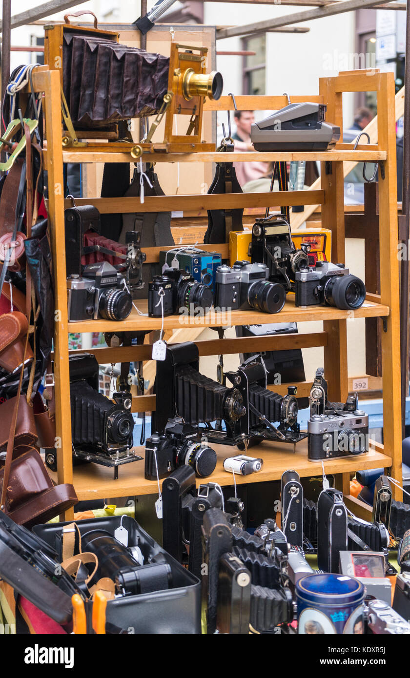 Vecchie macchine fotografiche d'epoca sul display in una fase di stallo al Mercato di Portobello Road a Notting Hill, Londra, Regno Unito Foto Stock