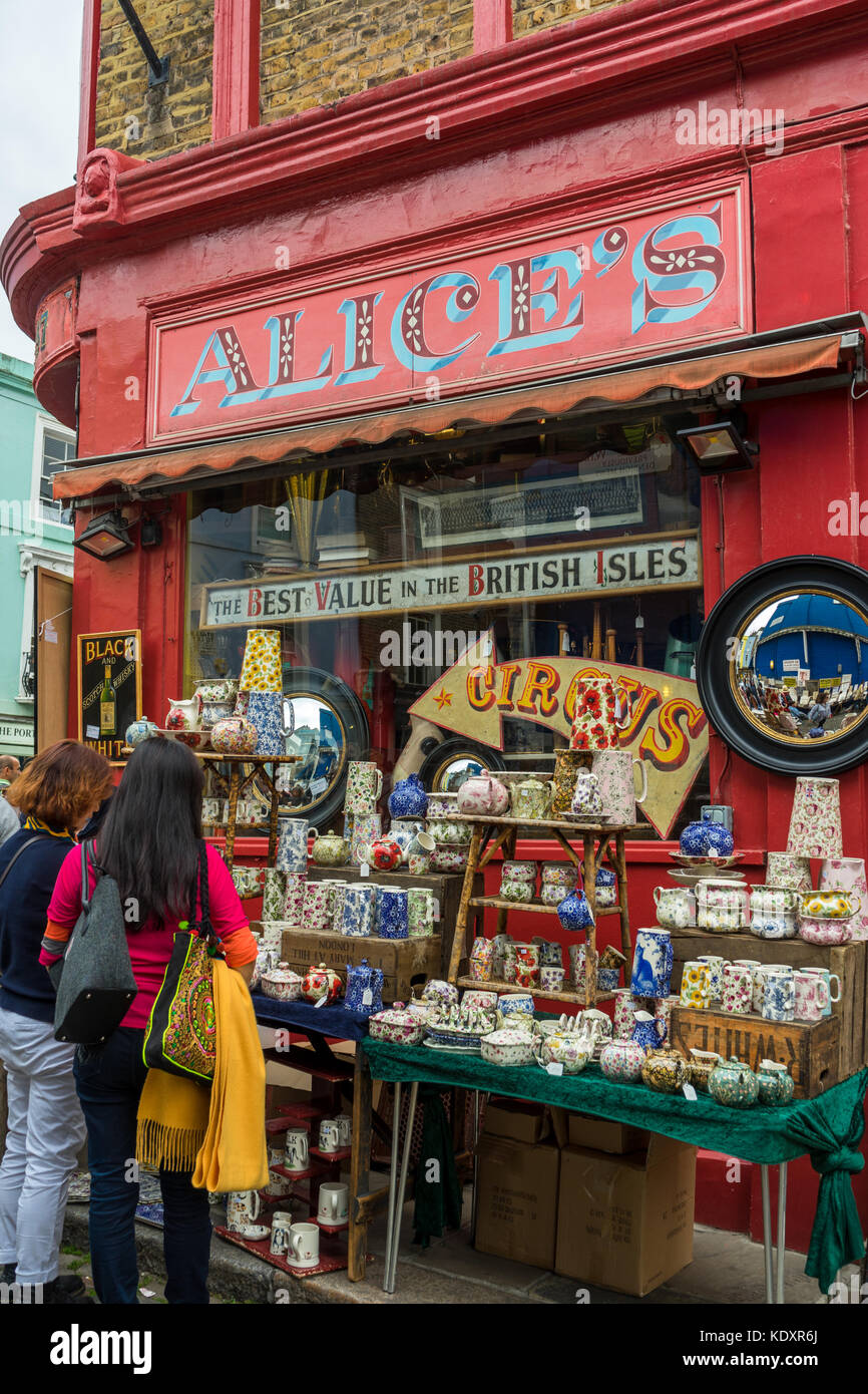 "Alice's' antiquariato, artigianato e gadgets shop al Mercato di Portobello Road a Notting Hill, West London, England, Regno Unito Foto Stock