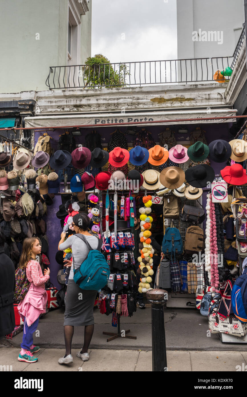 Cappelli colorati al di fuori della "Petite Porto " shop nel mercato di Portobello Road a Notting Hill Gate, London, Regno Unito Foto Stock