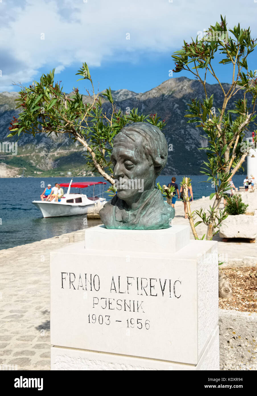 Montenegro perast, l'isola della Madonna delle rocce, vista del monumento al croato famoso scrittore di viaggi, traduttore e p Foto Stock