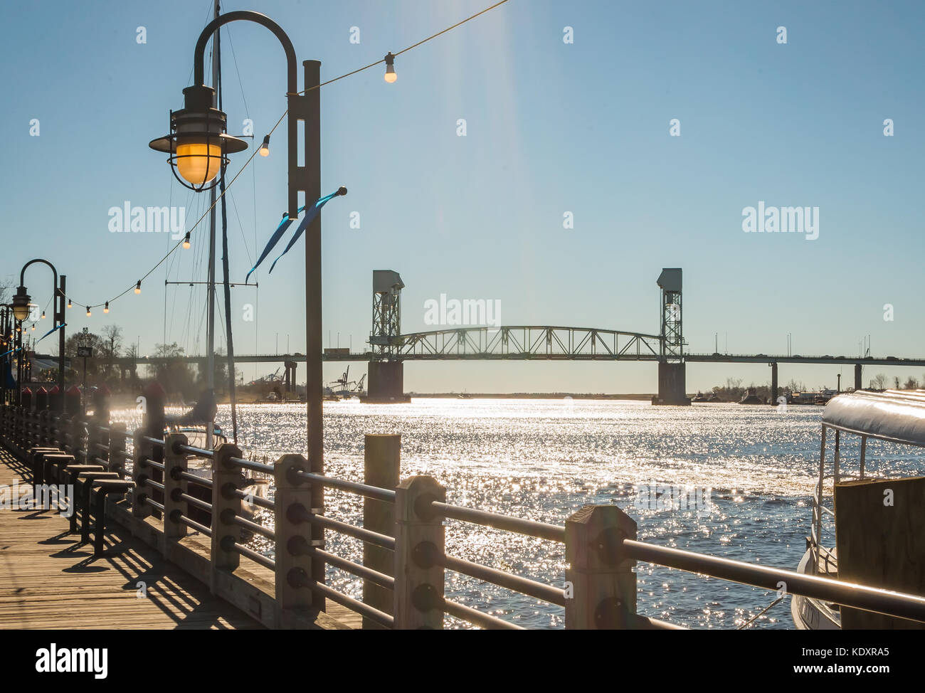Riverwalk con cape fear memorial bridge in background Foto Stock