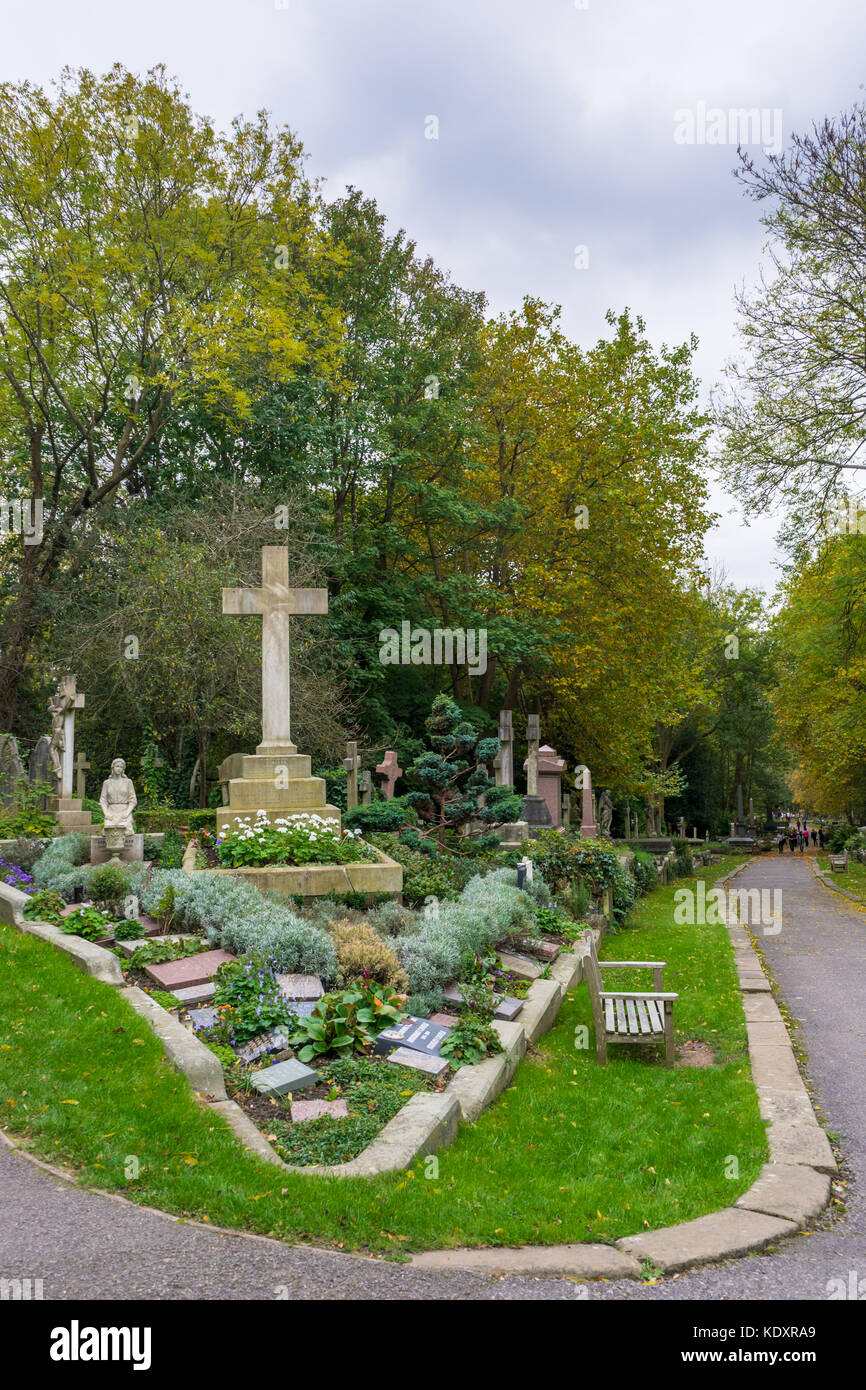 Il cimitero di Highgate est nel nord di Londra durante l'autunno, London, England, Regno Unito Foto Stock