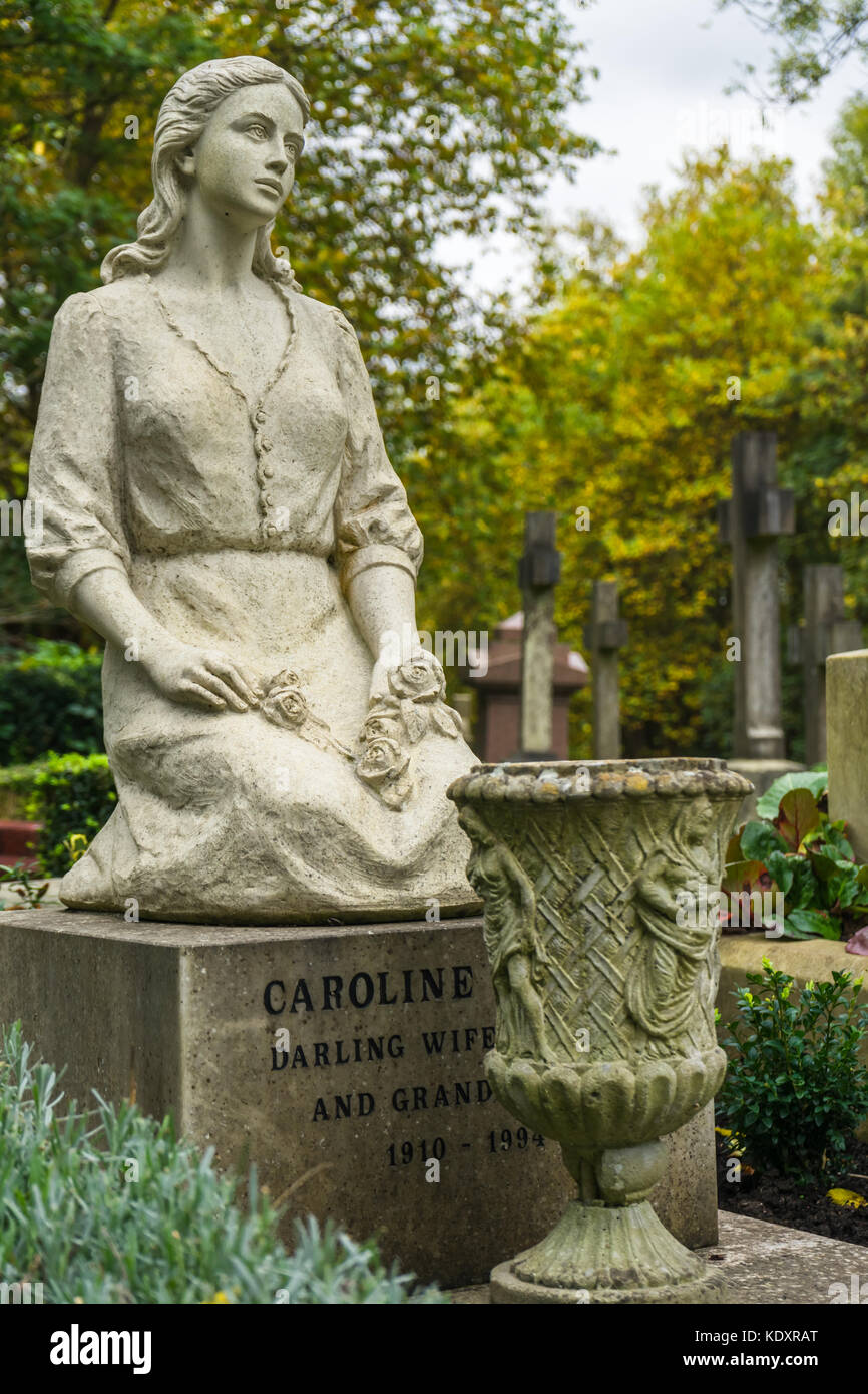 Lapide insolita statua nella forma di una giovane donna al cimitero di Highgate est nel nord di Londra durante l'autunno, London, England, Regno Unito Foto Stock