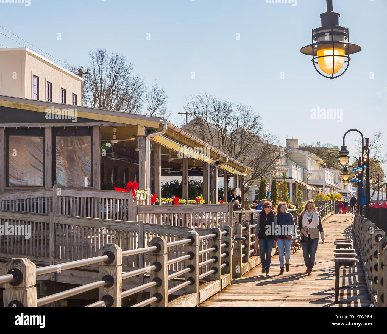 Tre donne camminano lungo il Wilmington Riverwalk nel North Carolina Foto Stock