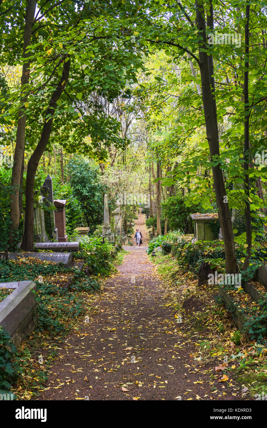 Il cimitero di Highgate est nel nord di Londra durante l'autunno, London, England, Regno Unito Foto Stock