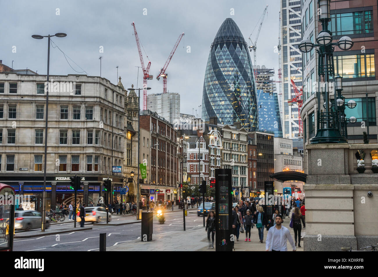 Bishopsgate nella città di Londra durante la luce della sera 2017, Londra, Inghilterra, Regno Unito Foto Stock