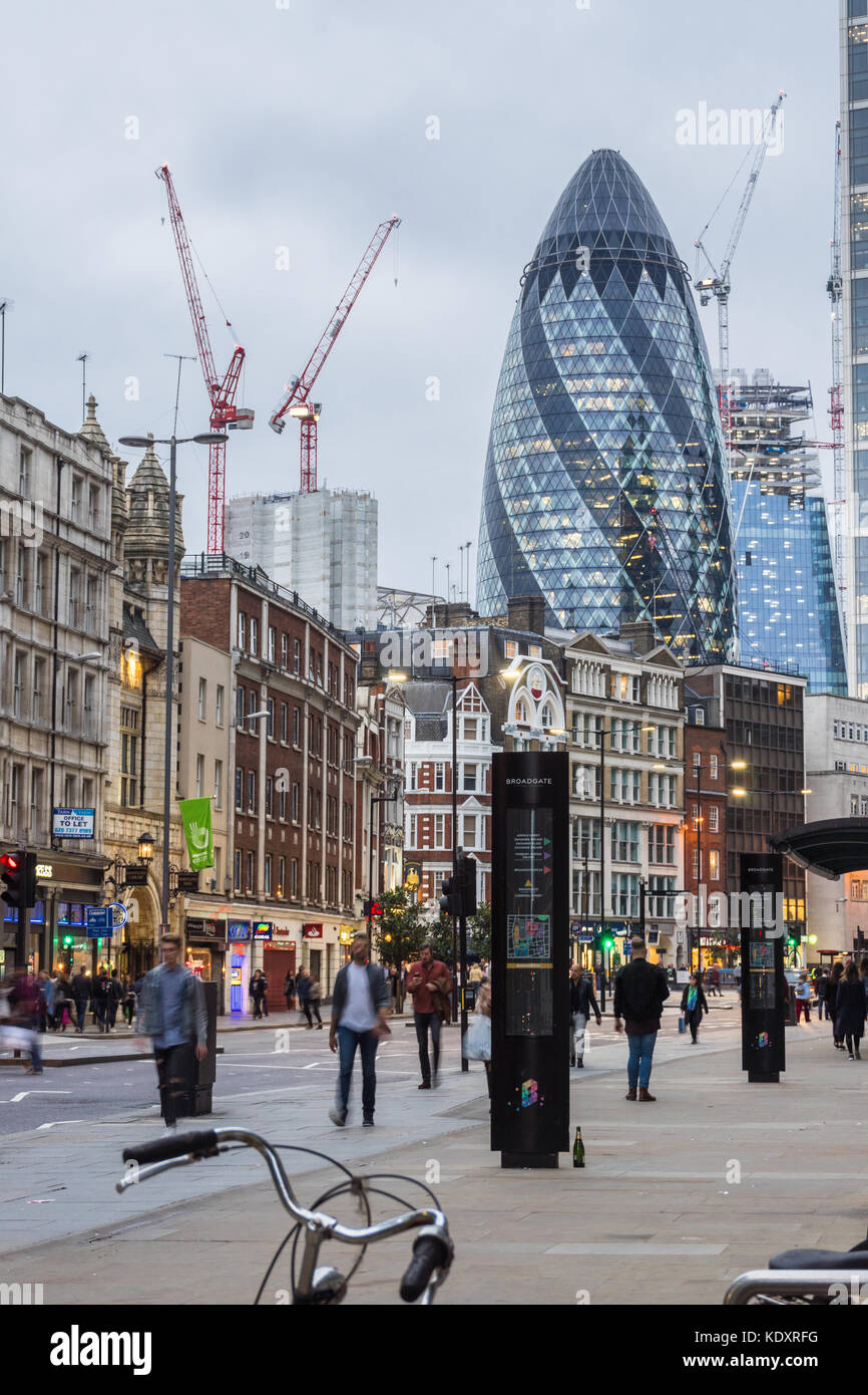 Bishopsgate nella città di Londra durante la luce della sera 2017, Londra, Inghilterra, Regno Unito Foto Stock