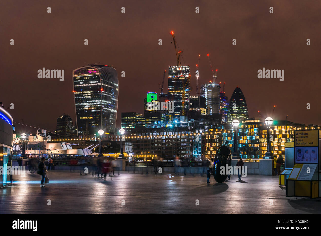 Il quartiere finanziario skyline notturno 2017, City of London, England, Regno Unito Foto Stock