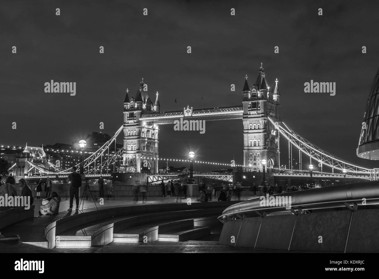 In bianco e nero del Tower Bridge di notte, City of London, England, Regno Unito Foto Stock