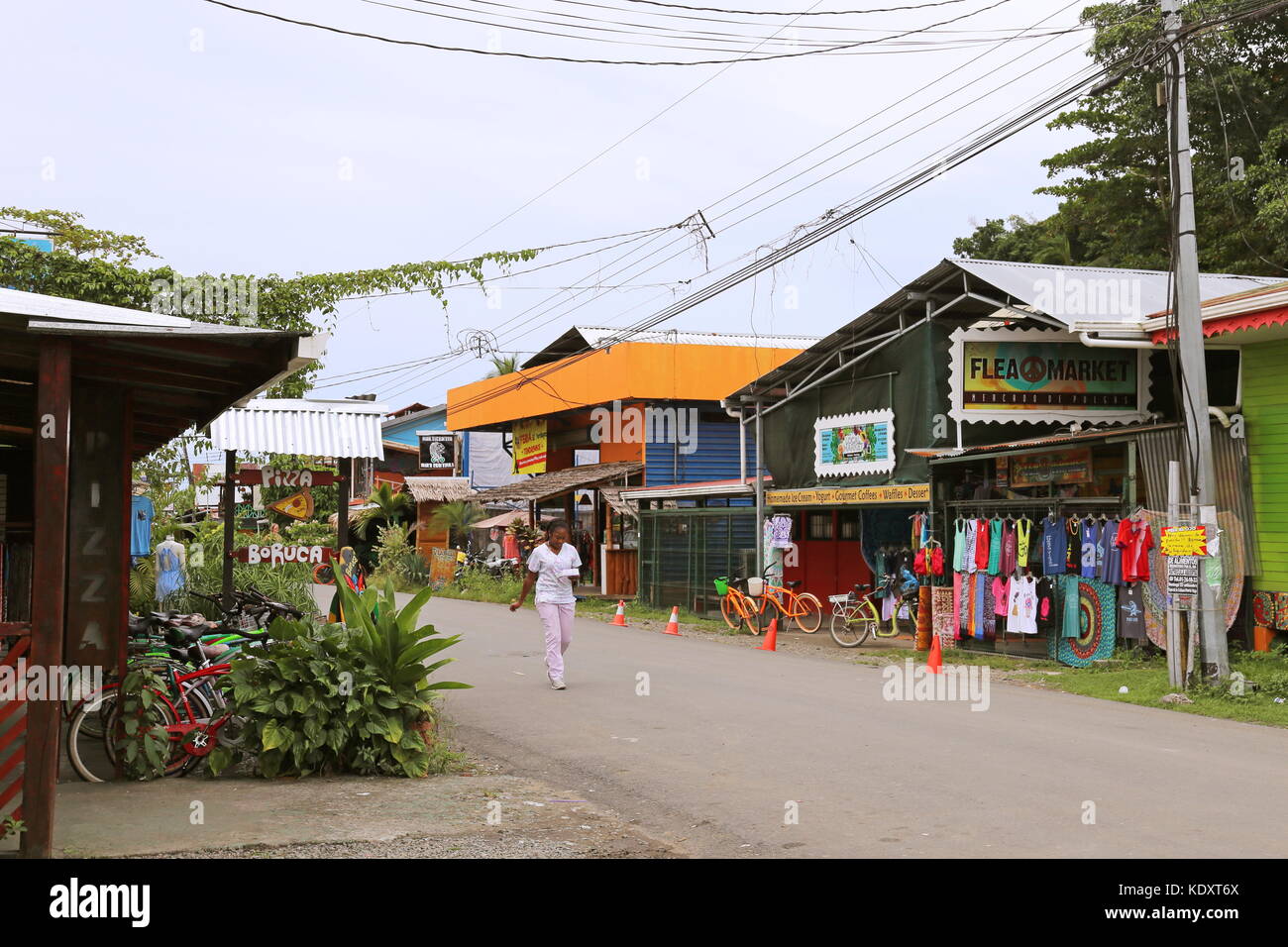 Mercato delle pulci e mercato arti e mestieri, Calle 215, Puerto Viejo de Talamanca, Limón provincia, il Mare dei Caraibi, Costa Rica, America Centrale Foto Stock