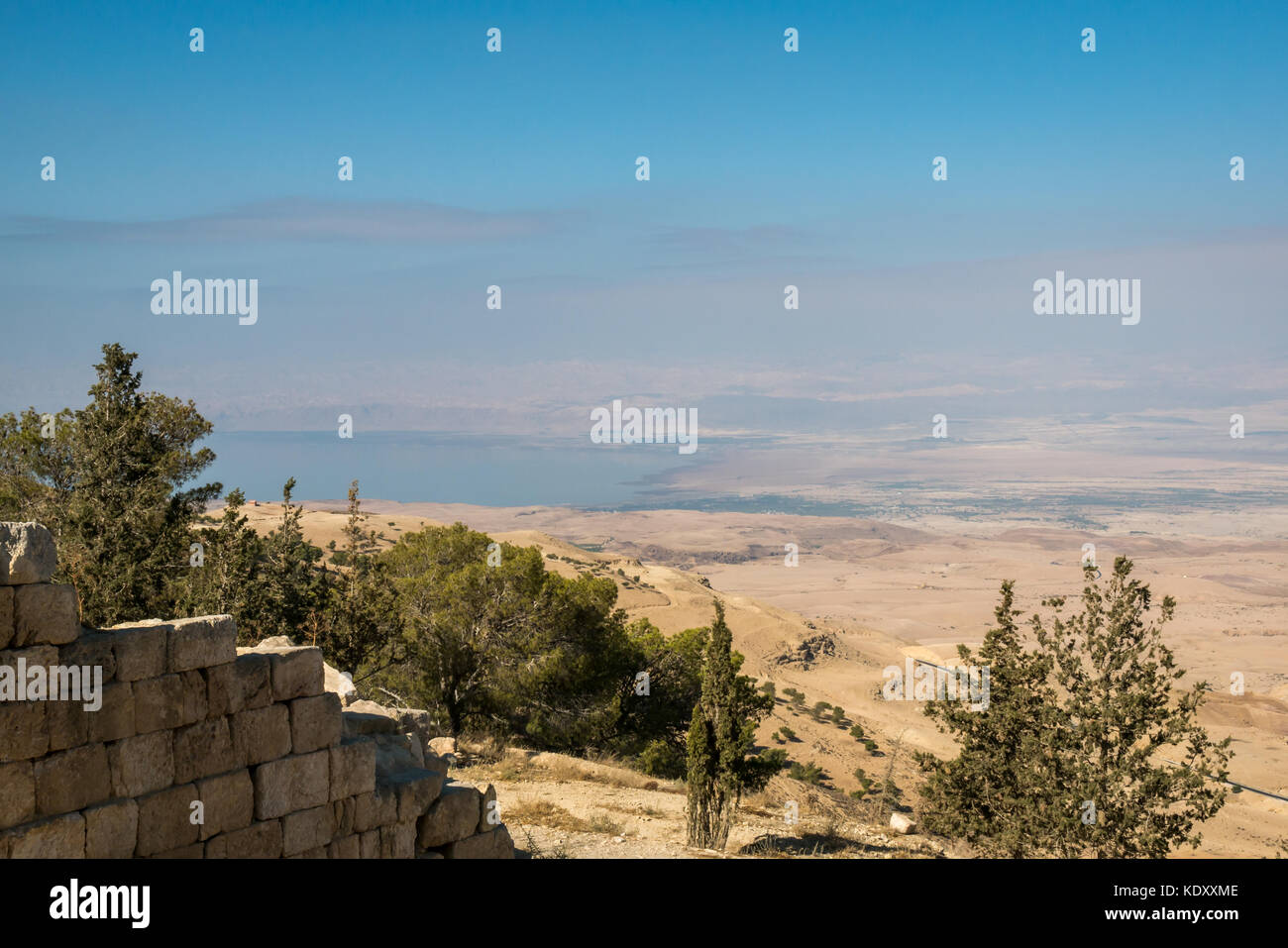 Il Monte Nebo sito religioso, Giordania, la vallata desertica verso Israele e il Mar Morto nella distanza, come visto da Mosè nel racconto biblico della terra promessa Foto Stock