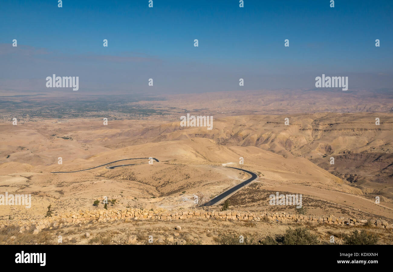 Monte Nebo, Giordania, luogo religioso dove Mosè vide la Terra Santa promessa, vista della valle del deserto e tortuosa strada del deserto di montagna Foto Stock