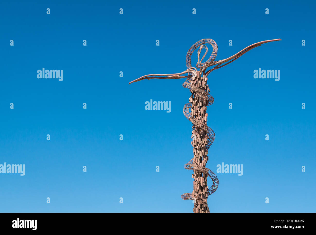 Chiusura del serpente di bronzo, eretto un monumento croce scultura di Giovanni Fantoni che simboleggia il serpente di bronzo creato da Mosè nel deserto, il Monte Nebo, Giordania Foto Stock