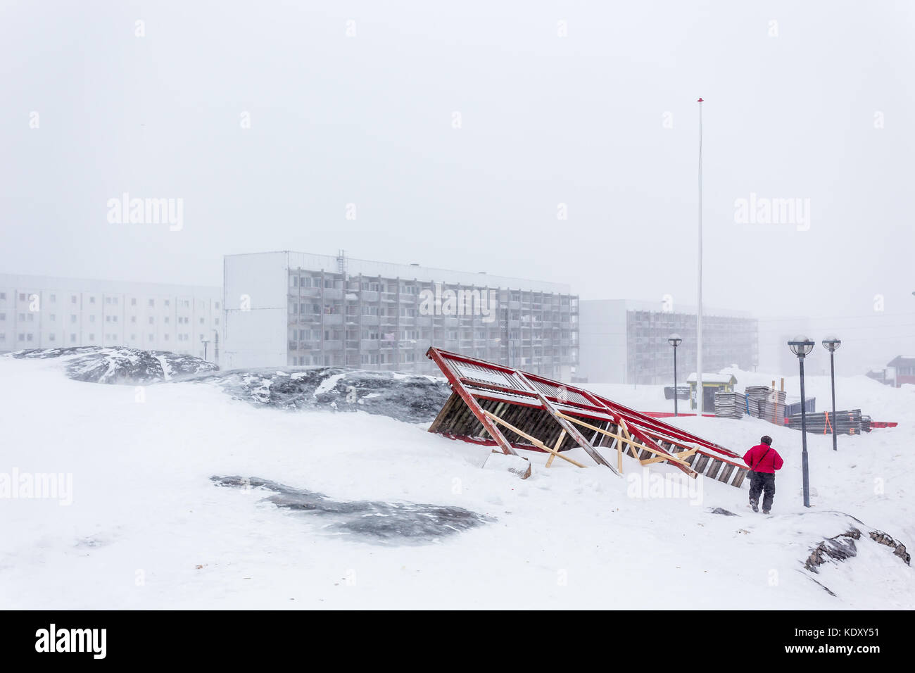 White inuit blocchi vivente, sulla strada e footway rotto dopo la nevicata Nuuk, Groenlandia Foto Stock