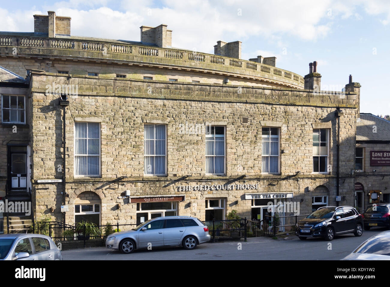 Il Tribunale vecchio in Buxton, Derbyshire. Il Grade ii Listed è un edificio creduto alla data a partire dalla metà del XVIII secolo, oggi sede di un vino e caffè bar Foto Stock