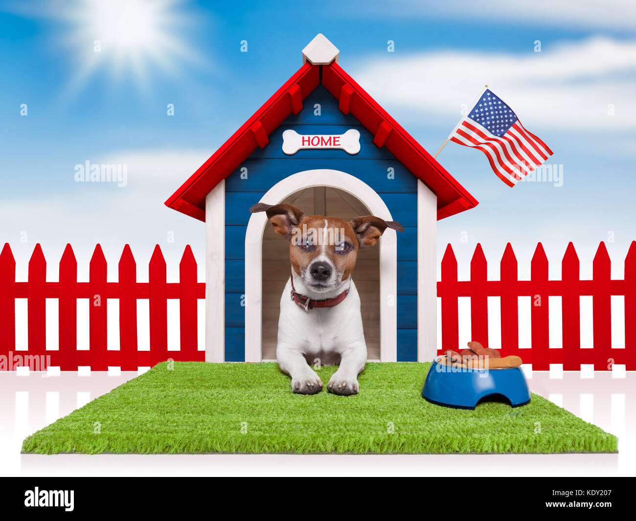 Casa del cane con bandiera americana e una ciotola piena di cibo Foto Stock