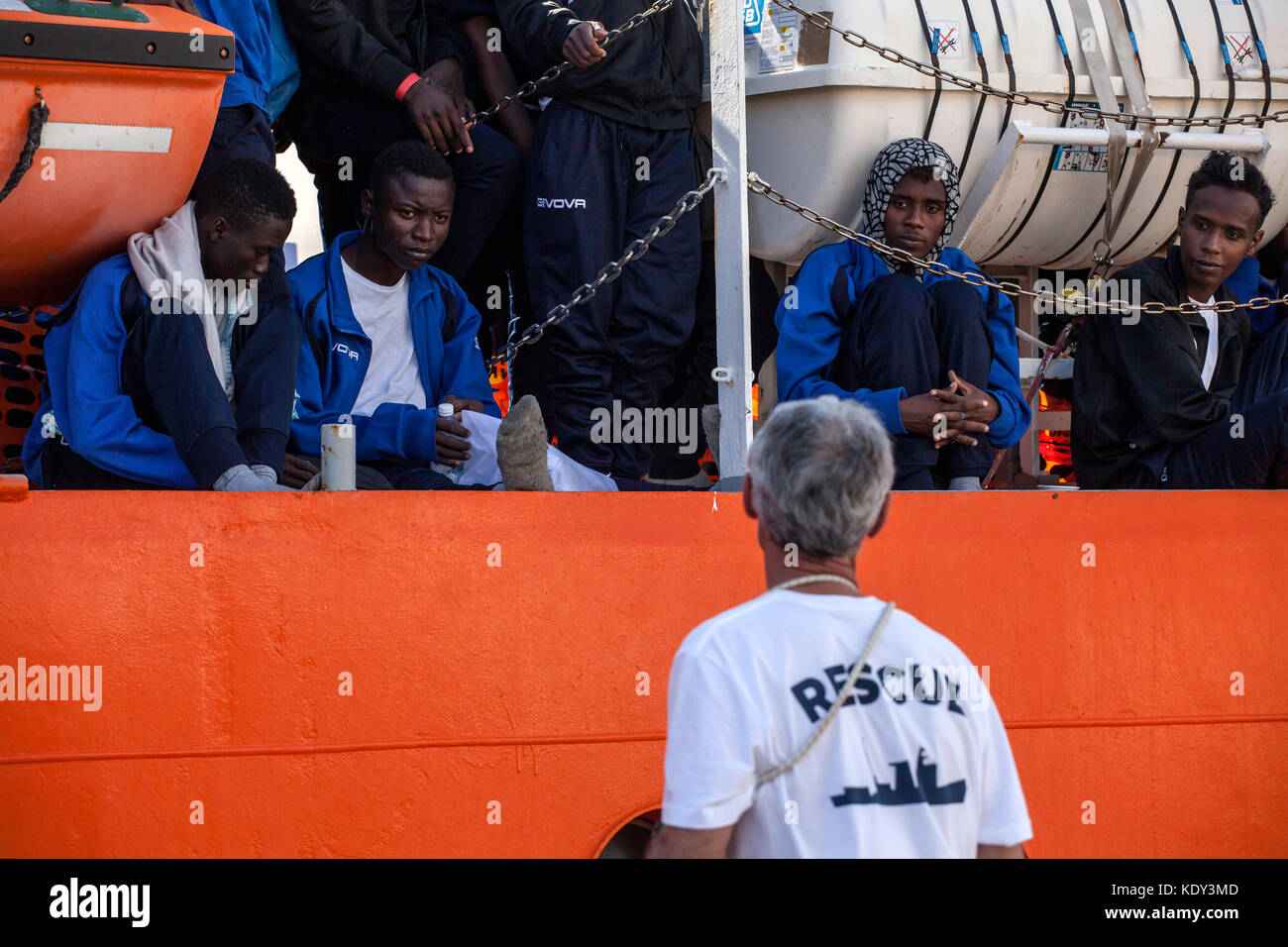 L'Aquarius (sos mediterranee) nave arrivato al porto di palermo, Italia il 13 ottobre 2017 portante 606 migranti. Foto Stock