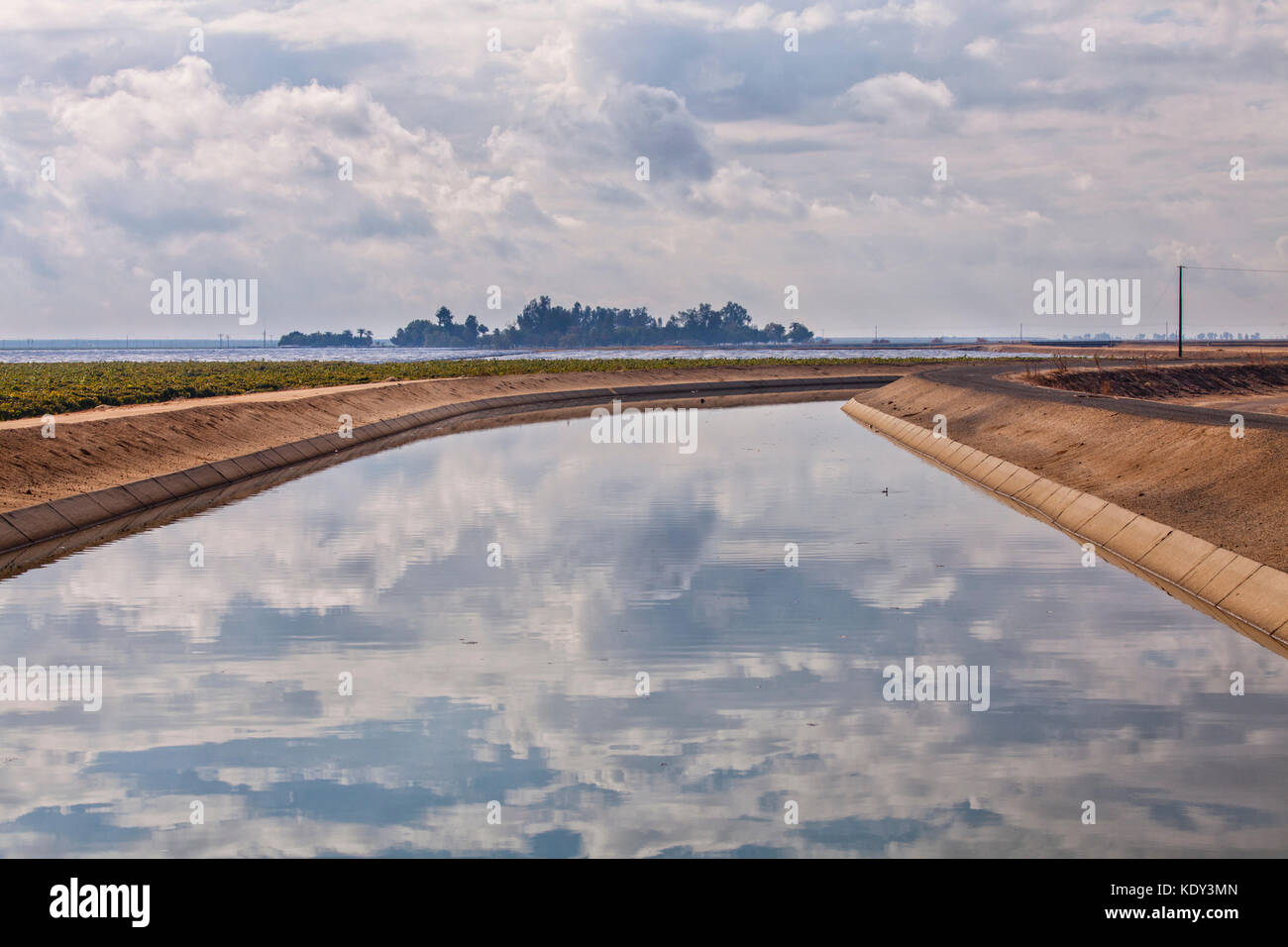 Il friant-kern canale è un canale di irrigazione e parte della valle centrale progetto acquedotto. delano, Kern County, San Joaquin Valley, California, Stati Uniti d'America Foto Stock