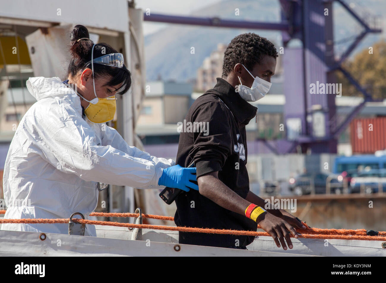L'Aquarius (sos mediterranee) nave arrivato al porto di palermo, Italia il 13 ottobre 2017 portante 606 migranti. Foto Stock