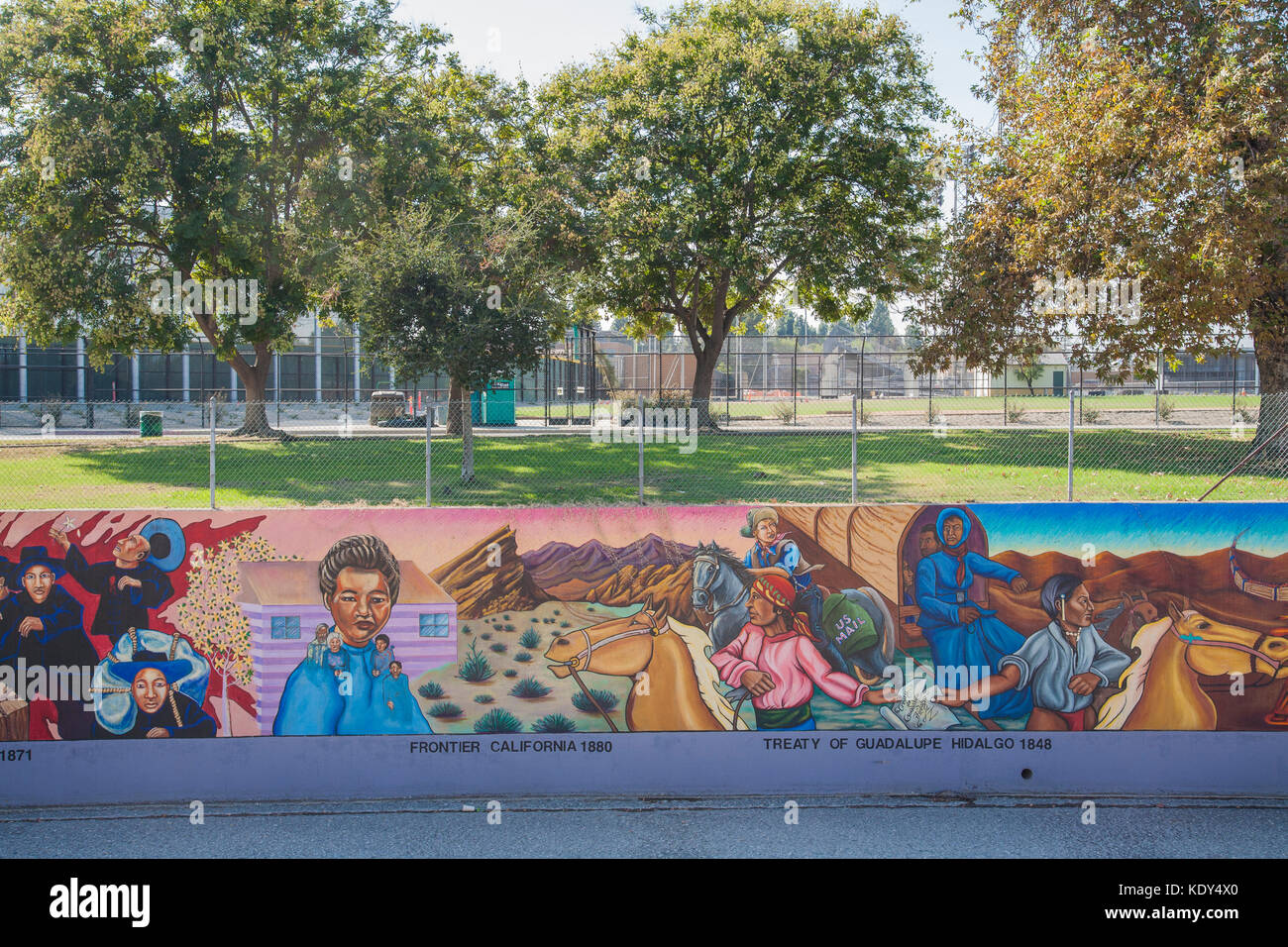 Il Grande Muro Di Los Angeles E Un Murale Progettato Da Judith Baca E Eseguito Con L Aiuto Di Oltre 400 Giovani Della Comunita E Artisti Tujunga Lavaggio Los Foto Stock Alamy