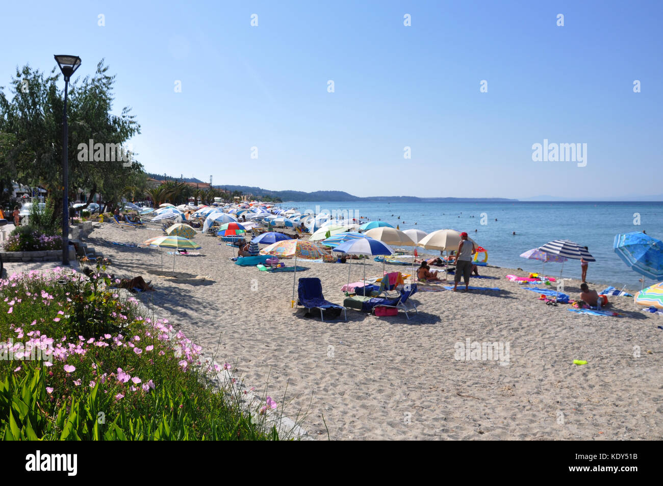 Spiaggia del villaggio di polychrono in penisola Kassandra di Halkidiki grecia Foto Stock