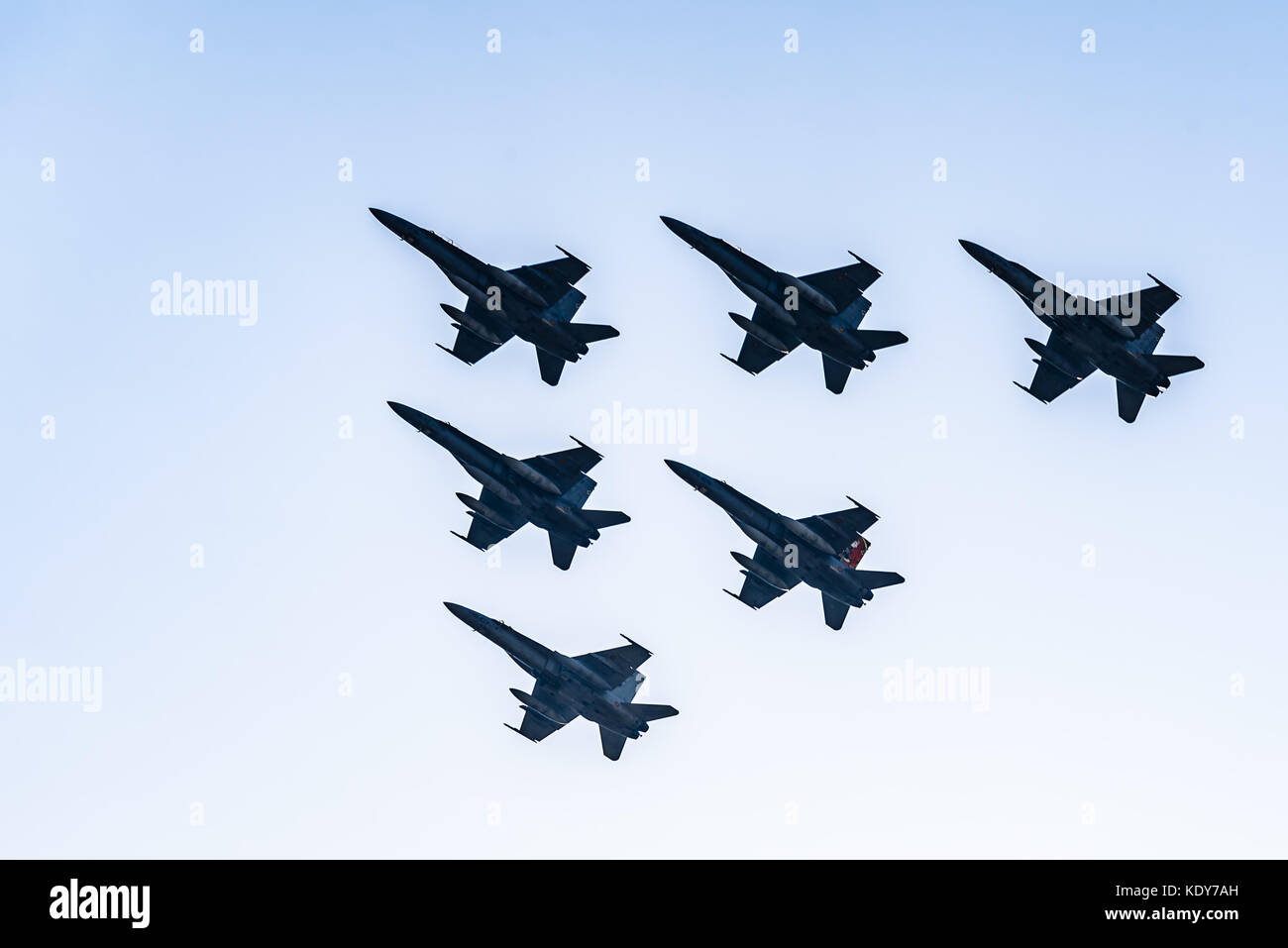 Sei F18 Hornet jet fighters battenti un cielo blu giorno Foto Stock