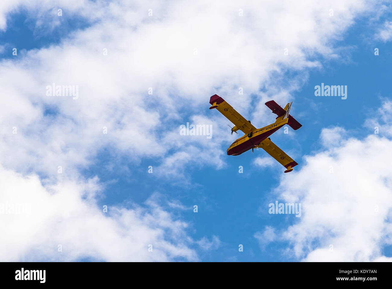 Vigile del fuoco aerei contro il blu e il cielo nuvoloso Foto Stock