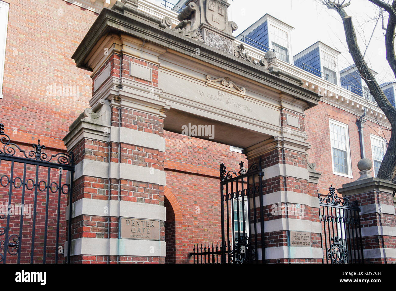 Boston, Jan 26: il famoso invio per crescere in sapienza porta della Harvard University il Jan 26, 2012 presso il Massachusetts, Boston, Stati Uniti Foto Stock