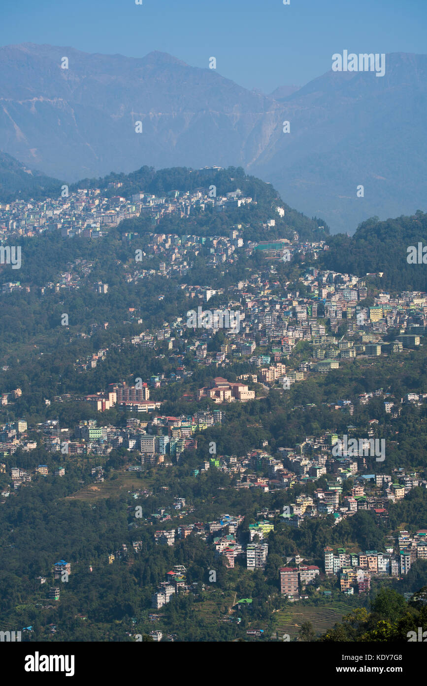 Gangtok città vista aerea da alto luogo nello stato indiano del Sikkim, India Foto Stock