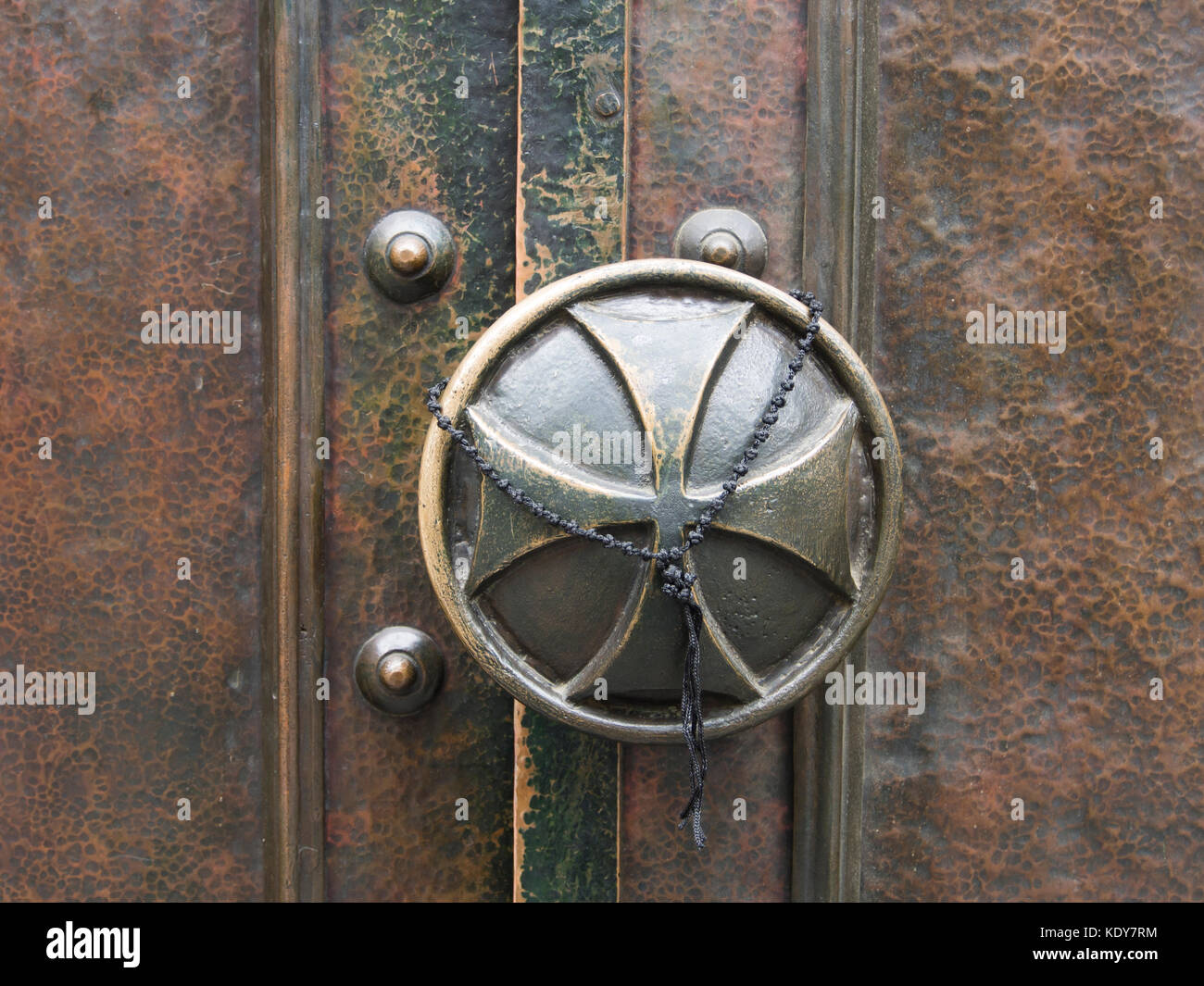 Chiudere fino in ottone o rame masaneta decorata con la croce in stile georgiano e un filo di perle, Sioni cattedrale della Dormizione di Tbilisi, Georgia Foto Stock