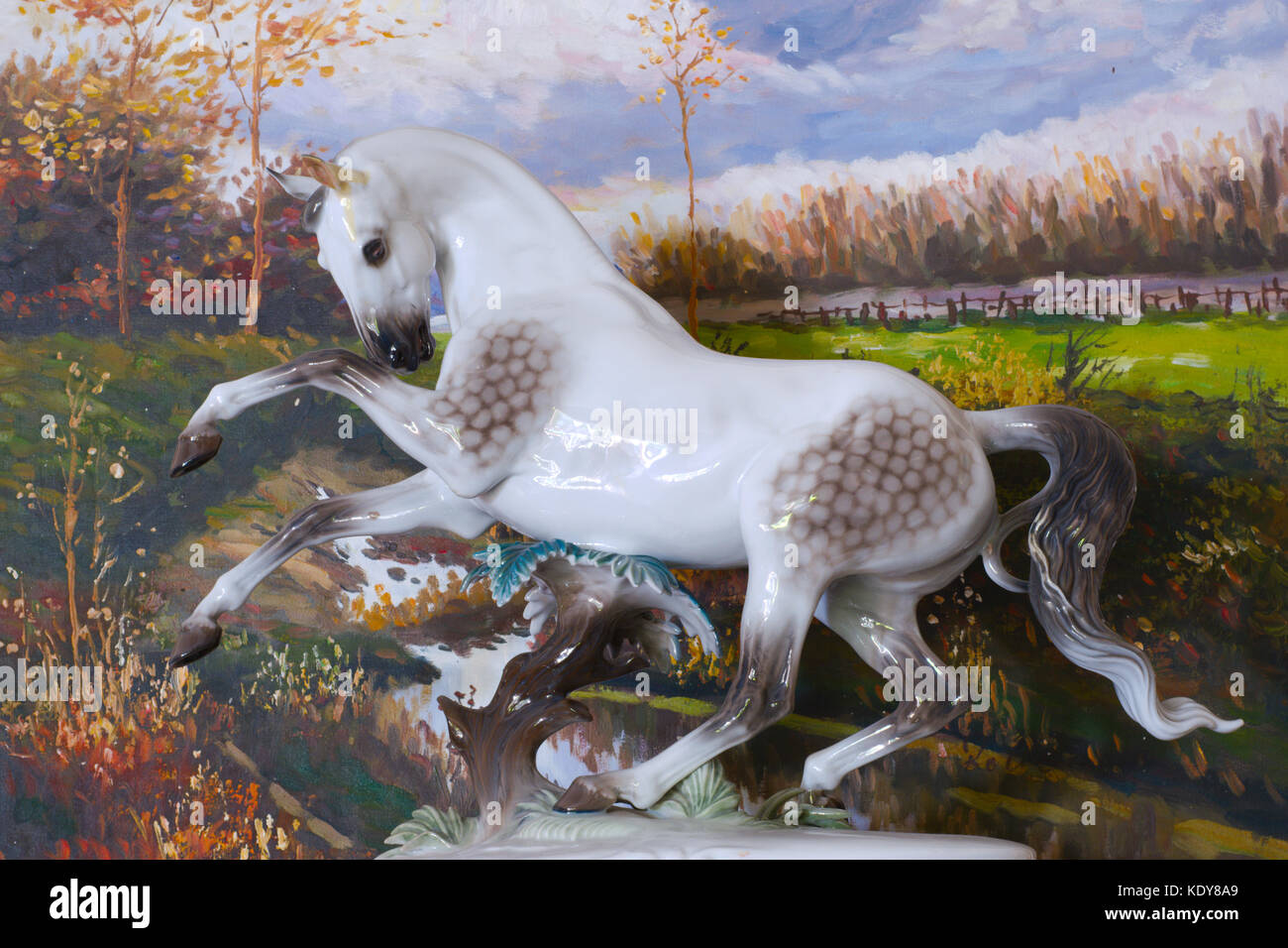 Rosenthal statuetta di cavallo nella parte anteriore del paesaggio dipinto ad olio Foto Stock