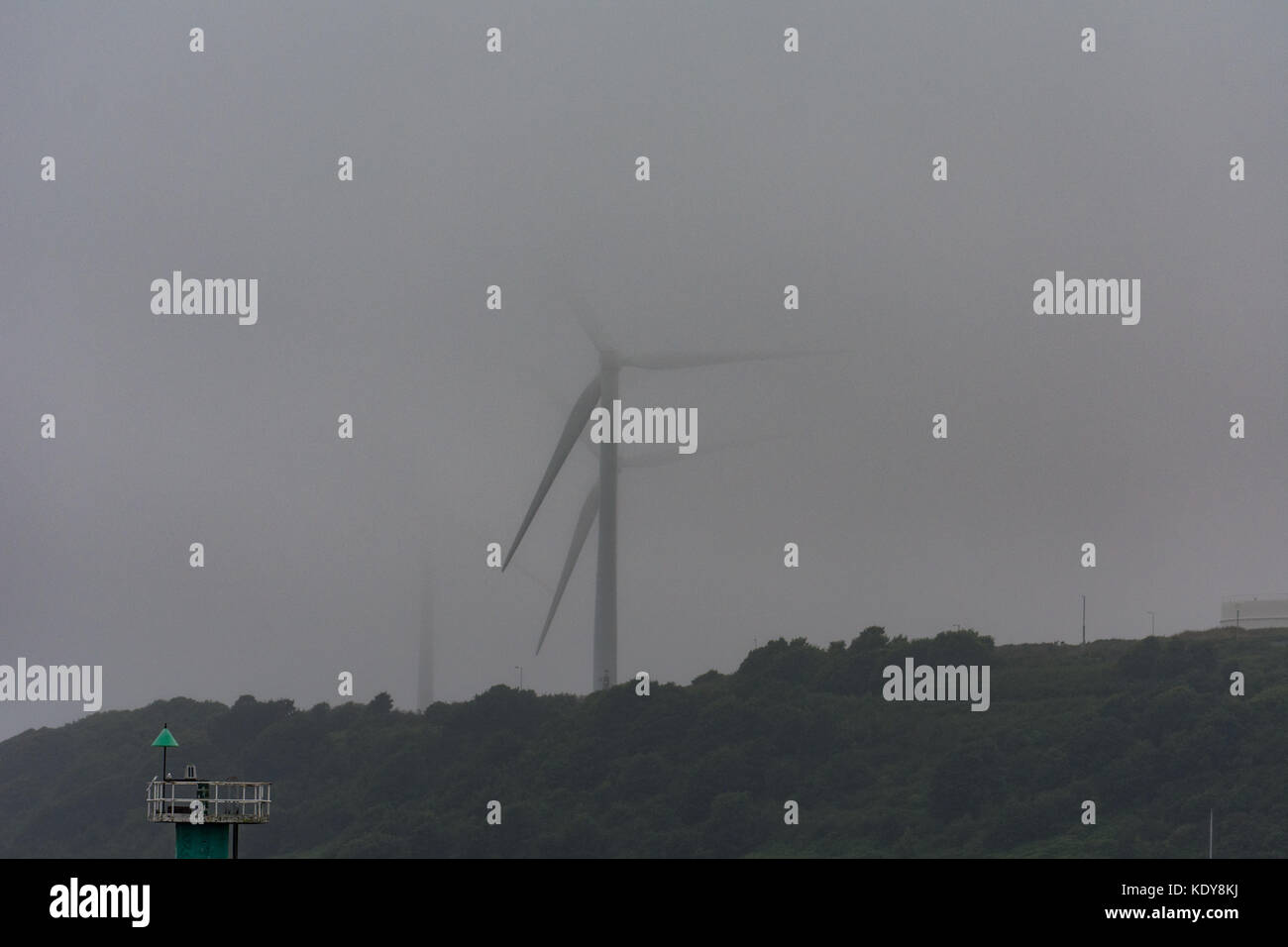 Le turbine eoliche in parte nascosto dalla nebbia Foto Stock
