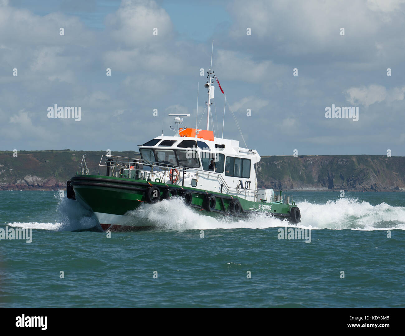 Il pilota di nave st govan prendendo un pilota di una nave attraverso il rigonfiamento all'entrata di Milford haven fluviale in una bella mattina d'estate. Foto Stock