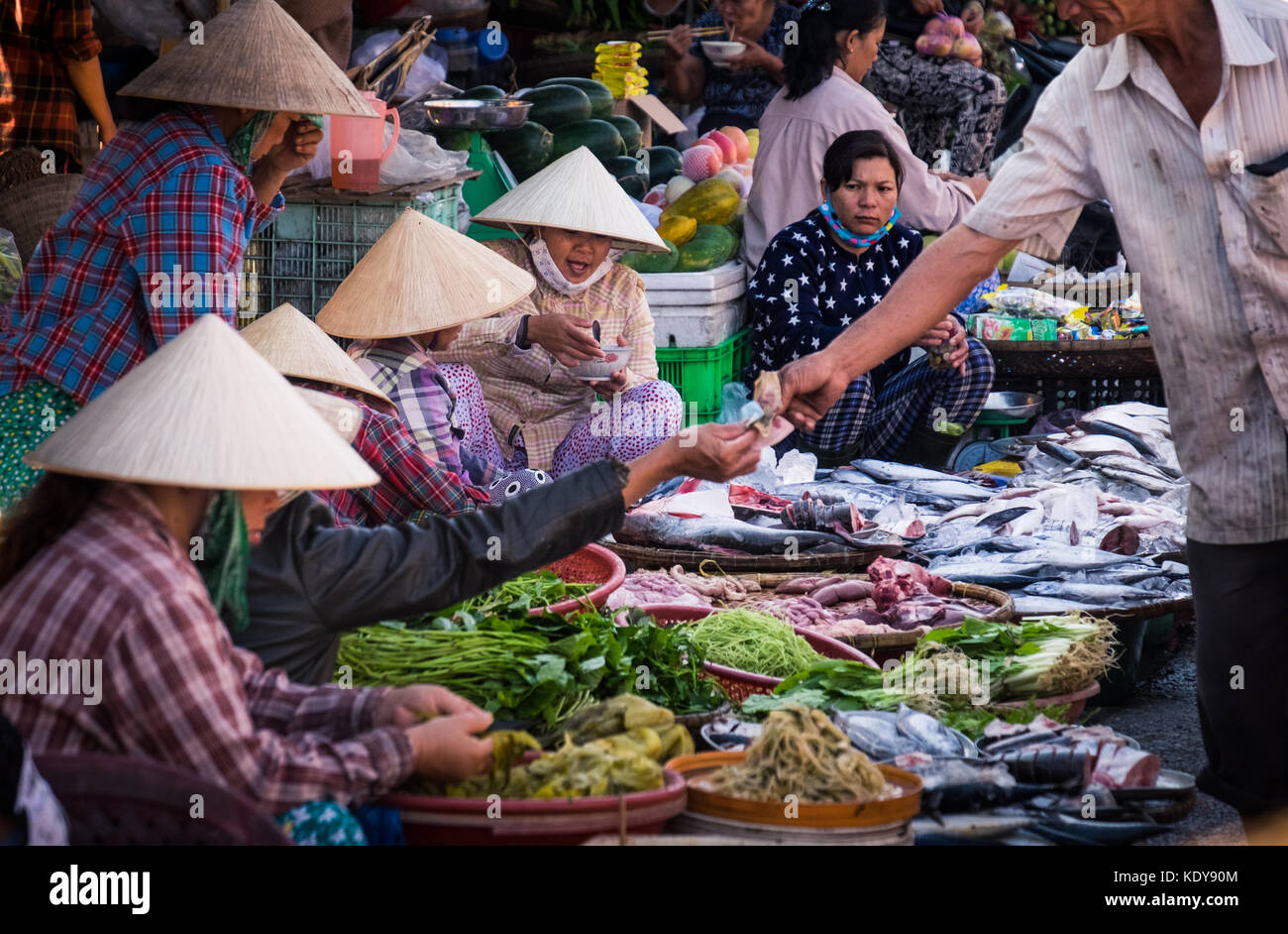 Le donne del riso cappelli impostazione di verdure fresche e pesce in Dong Ba Market Foto Stock