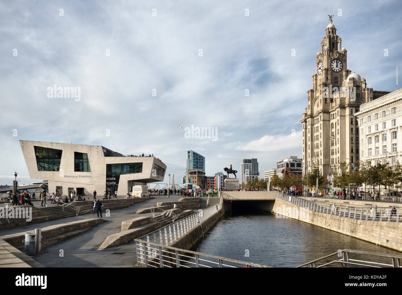 Pier Head, Liverpool, Regno Unito. Il terminal dei traghetti e il Royal Liver Building Foto Stock
