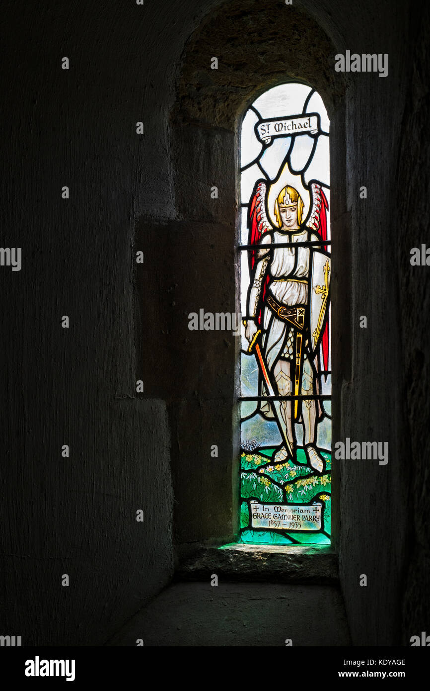 St Michael vetrata di St Michaels chiesa sassone Duntisbourne rouse, Cotswolds, Gloucestershire, Inghilterra Foto Stock