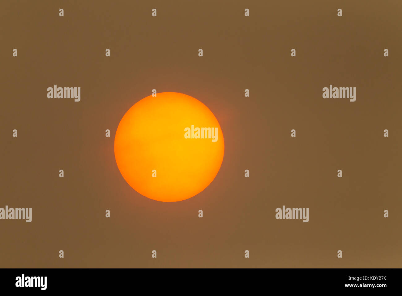 Uragano Ofelia colpisce le nostre rive portando la polvere dal deserto del Sahara, riempì i cieli di northamptonshire questo pomeriggio (16 ottobre 2017) p Foto Stock