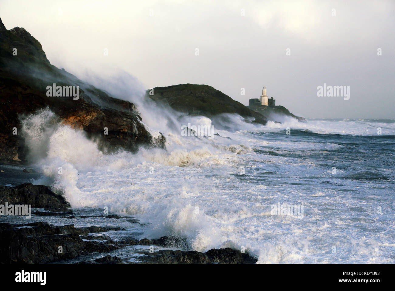 Nella foto: onde infrangersi contro Mumbles Lighhouse nel bracciale Bay, Swansea, Regno Unito. Lunedì 16 Ottobre 2017 Re: resti di uragano Ofelia sono attesi per Foto Stock