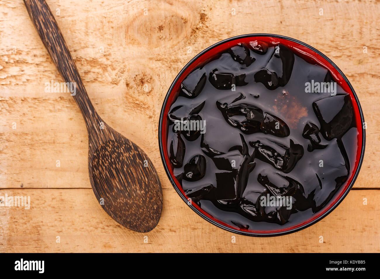 Gelatina di erba o gelatina vegetale su uno sfondo di legno Foto Stock