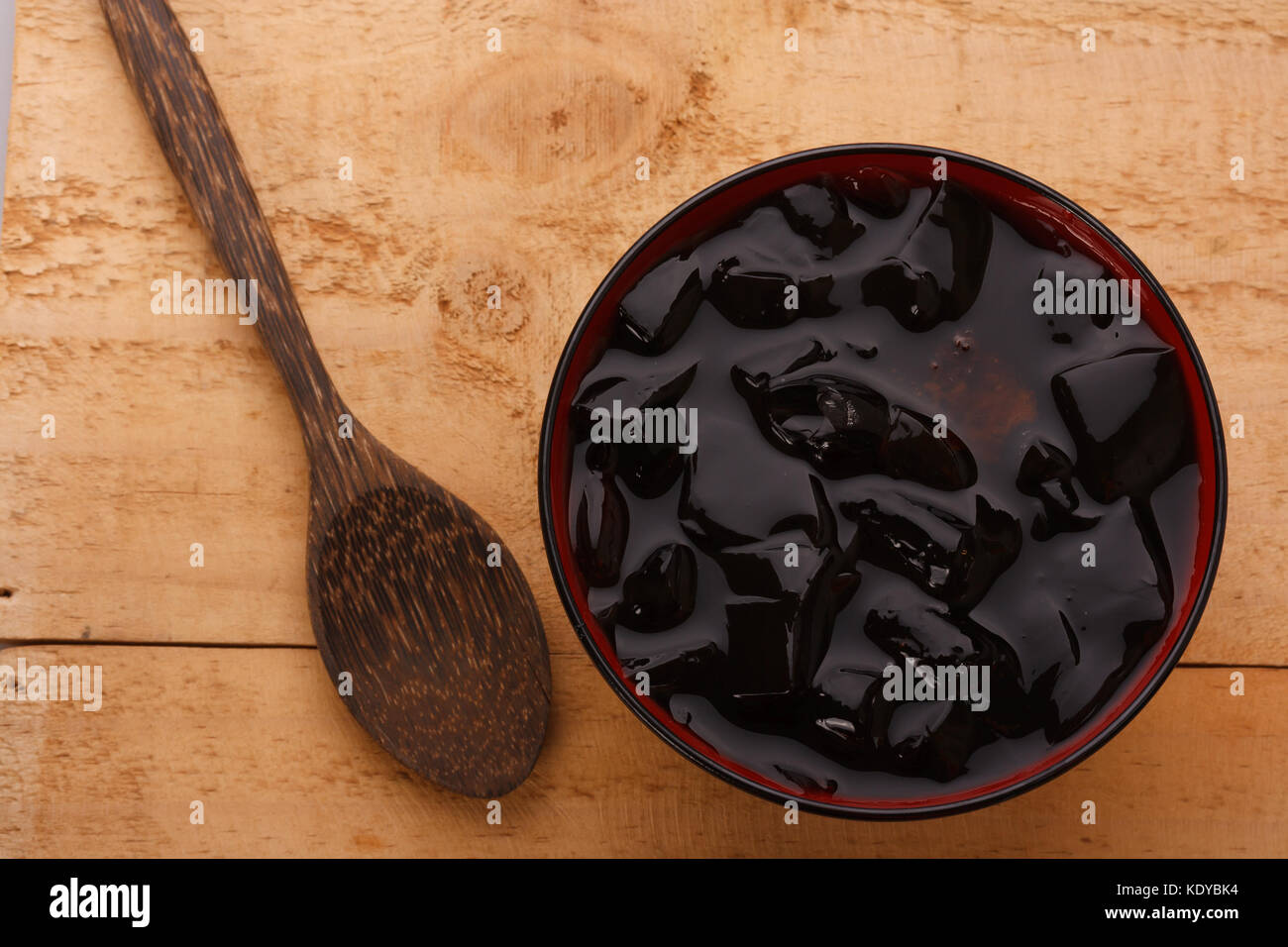 Gelatina di erba o gelatina vegetale su uno sfondo di legno Foto Stock