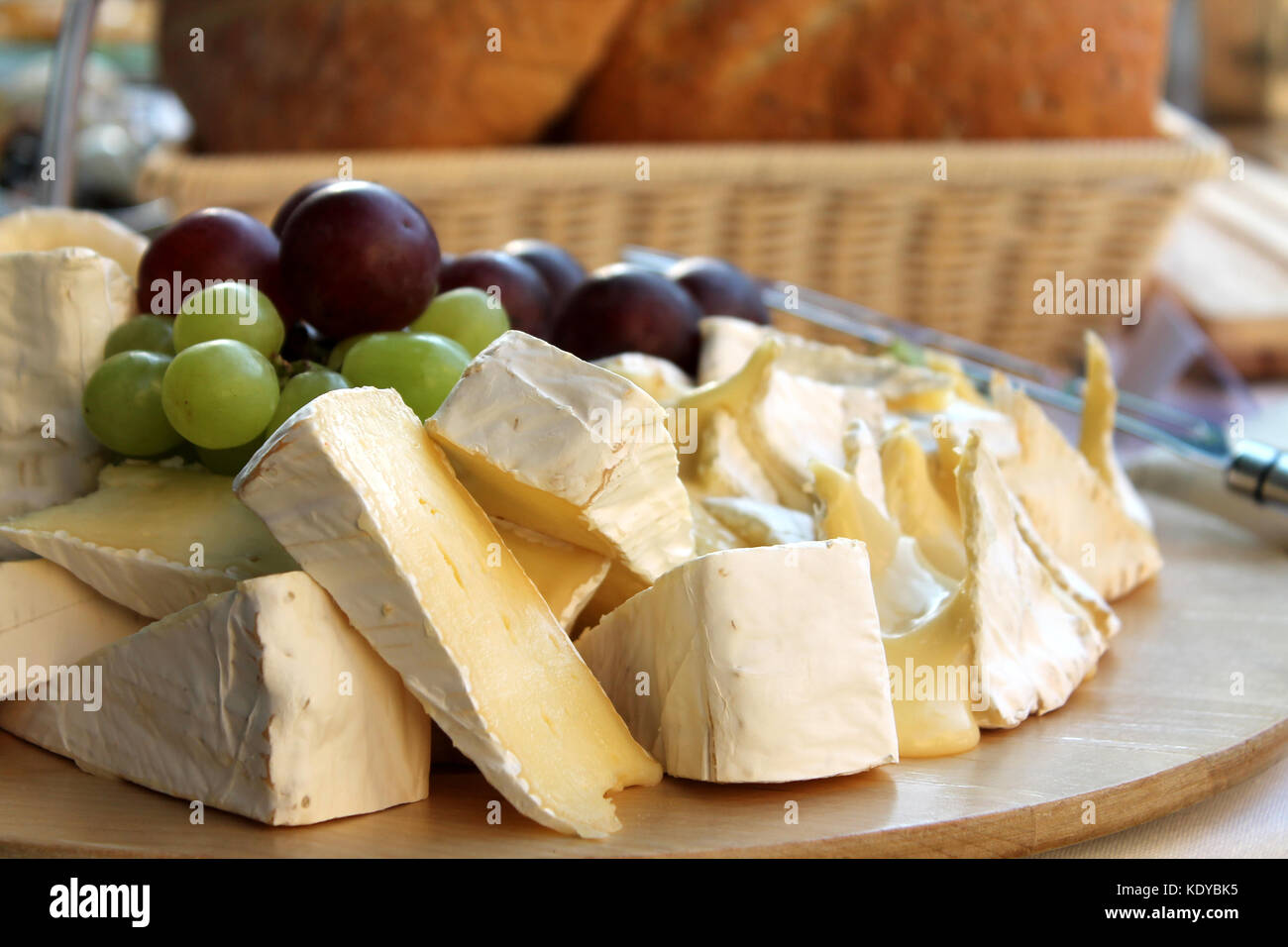 Pezzo di Brie Cream Cheese sul tavolo da pranzo primo piano. Foto Stock